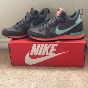 Nike Women’s mid sneakers